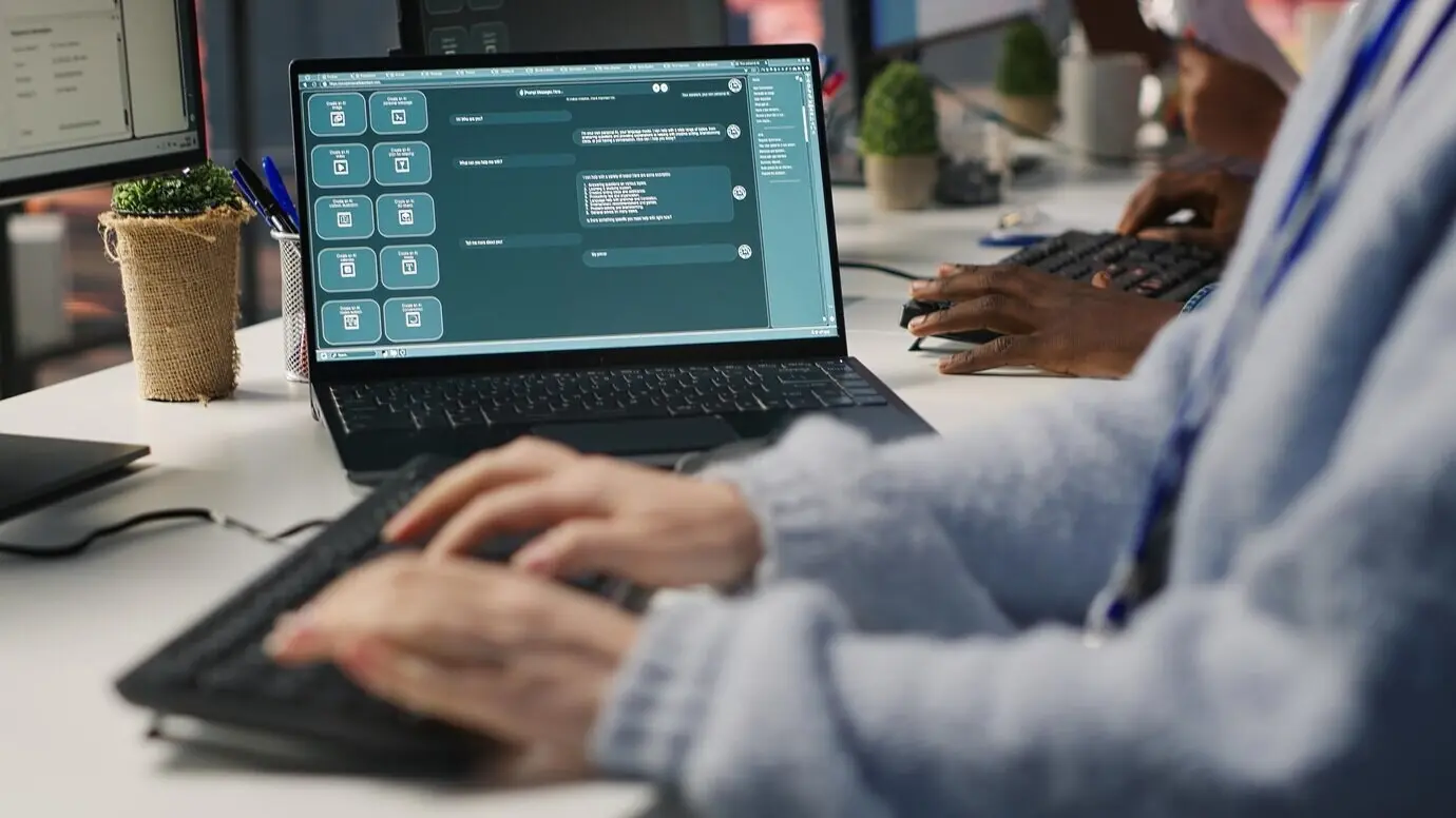 Аккаунт-менеджер использует ИИ-чат-бота для помощи в общении с клиентами.