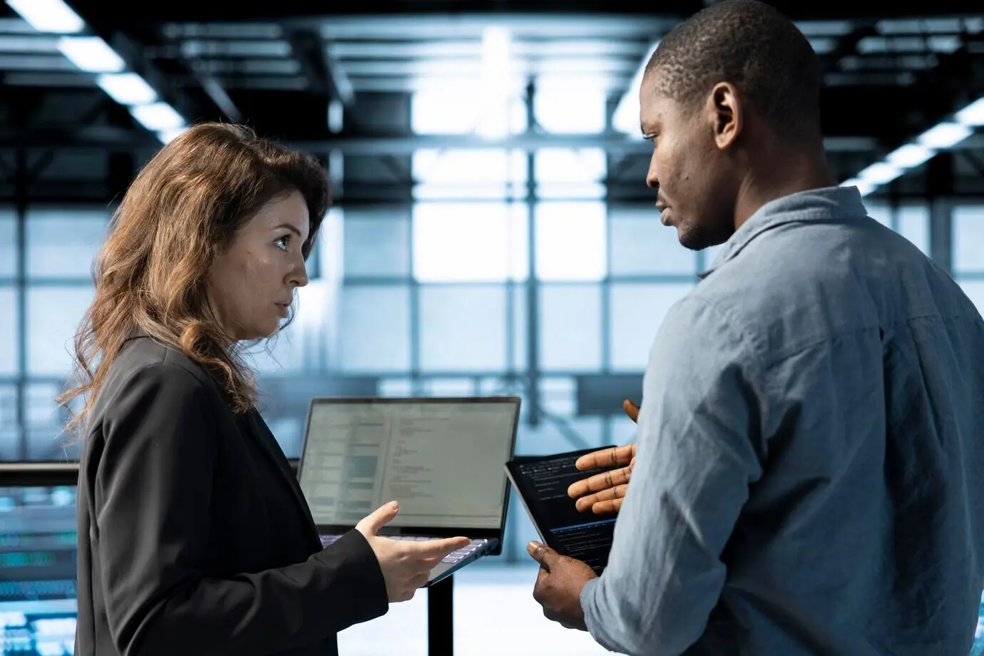 Инженеры в центре обработки данных работают с устройствами, применяющими модели машинного обучения.