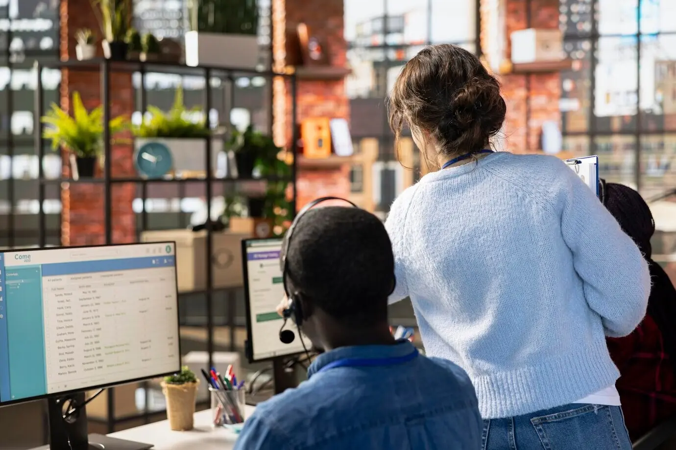 Менеджер колл-центра контролирует агентов, заносящих взаимодействия с клиентами в систему CSM.