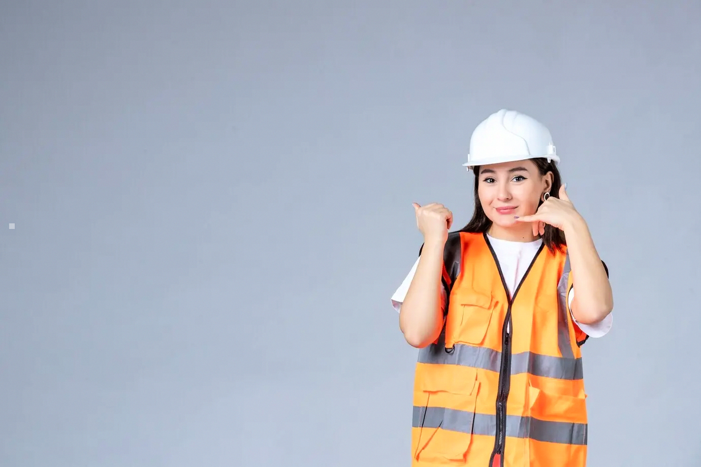 Escena de laboratorio donde expertos refinan estrategias de CJM integral